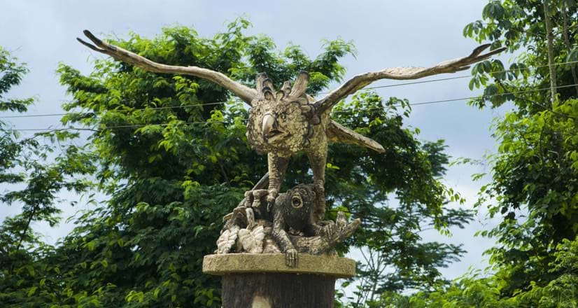 Interior Puerto Maldonado - Escultura Águila Arpía y Mono Aullador Plaza de Armas